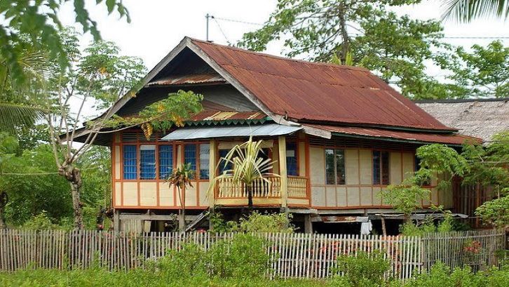 Rumah adat suku Luwuk memiliki bentuk persegi dengan ukuran pintu yang sama. (Foto: romadecade.org)
