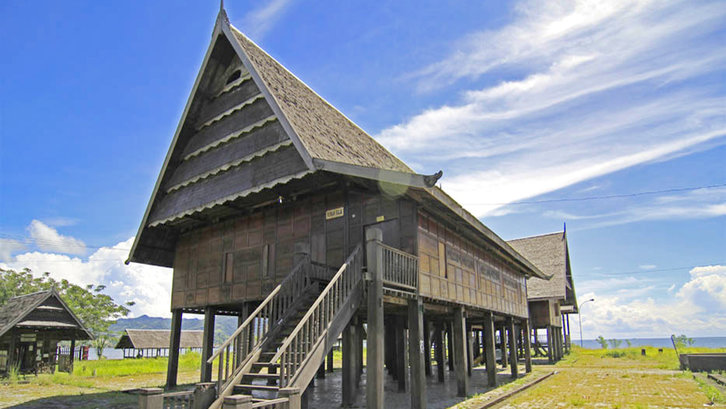Rumah adat suku Mandar disebut juga dengan Boyang. (Foto: bramblefurniture.com)