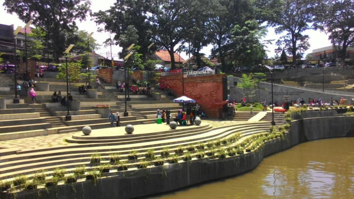Taman di Bandung: Sensasi Aliran Sungai di Taman Teras Cikapundung