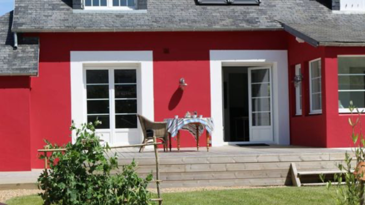 Warna Cat Rumah Bagian Luar yang Elegan Merah