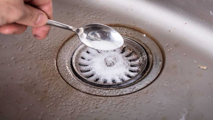 Saat menggunakan soda api Anda disarankan untuk menggunakan sarung tangan kedap air dan pelindung mata atau wajah yang sesuai. Sumber: Sensible Digs