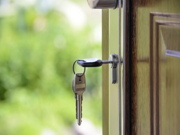 Pertimbangkanlah menghemat untuk rencana beli rumah setelah menikah. (Foto: Pixabay)