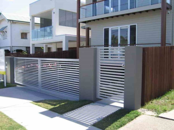 Warna putih pada pagar besi hollow horizontal akan memberikan kesan lapang. (Foto: Front Yard Landscape Fence)