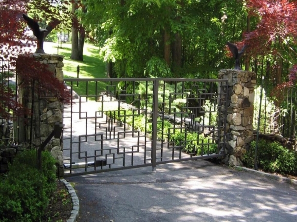 Pagar besi hollow dapat dipadukan dengan batu alam untuk memberikan kesan natural. (Foto: Tri Sate Gate)