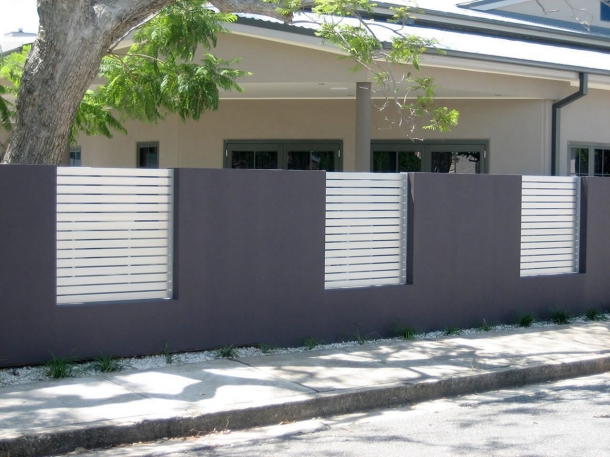 Pagar besi hollow dapat dipadukan dengan pagar tembok beton. (Foto: decoratrend.com)