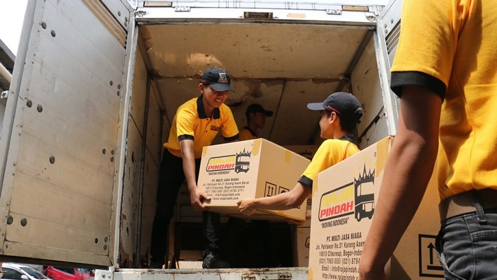 Tim Raja Pindah yang melakukan pengambilan boks barang ke dalam kendaraan (rajapindah.com)