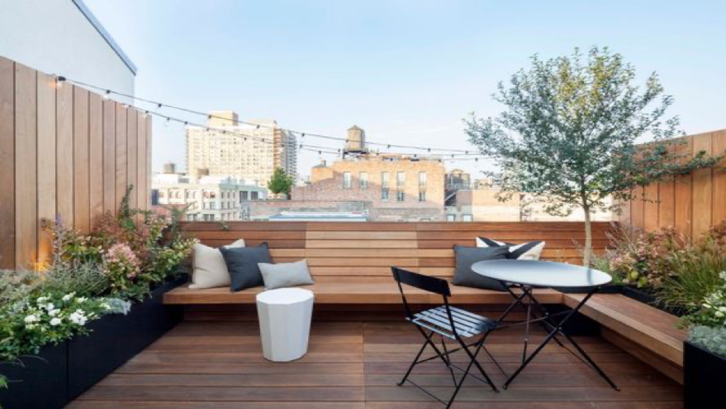 Rooftop minimalis dapat memanfaatkan material kayu (Foto: Pinterest)