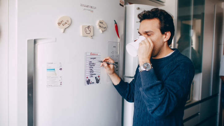 Kulkas dengan kualitas yang baik tidak harus selamanya dijual dengan harga mahal. (Foto: Pexels - Helena Lopes)