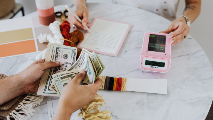 Tips paling mudah dalam menghemat listrik tentu dengan memaksimalkan cahaya matahari pada siang hari. (Foto:Pexels - Karolina Grabowska)