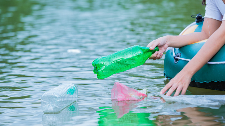 Membuang sampah sembarangan ke sungai merupakan salah satu penyebab terjadinya pencemaran air. (Foto: Freepik - jcomp)