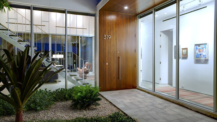 Anda bisa mencantumkan nomor rumah Anda pada bagian pintu, untuk mempertegas identitas hunian. (Foto: Home-designing.com)