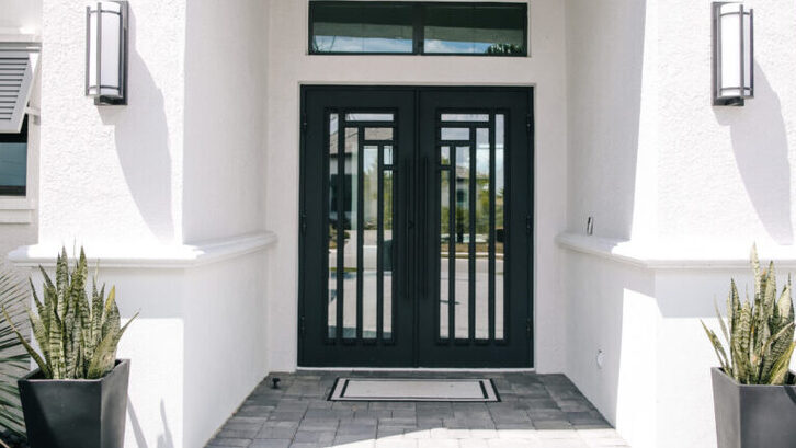 Bila Anda memilih warna hitam pada bagian pintu, kombinasikan dengan dinding putih di area depan rumah Anda. (Foto: Handcraftedirondoors.com)