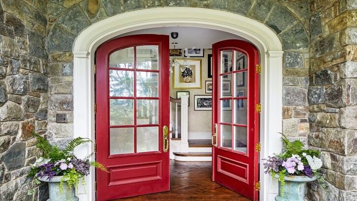 Anda bisa menambahkan knop keemasan untuk memberi focal point di bagian pintu. (Foto: Homesandgardens.com)