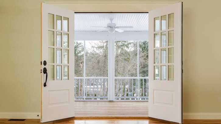 Selain dapat mempercantik hunian, warna putih juga bisa memberi kesan simpel dan clean. (Foto: Forbes.com)