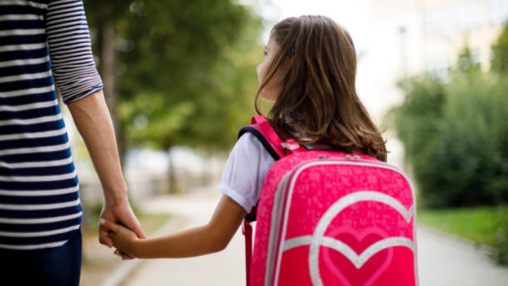 Melalui jalur zonasi, pemilihan sekolah kini didasarkan pada jarak terdekat ke rumah. Melalui jalur zonasi, pemilihan sekolah kini didasarkan pada jarak terdekat ke rumah.