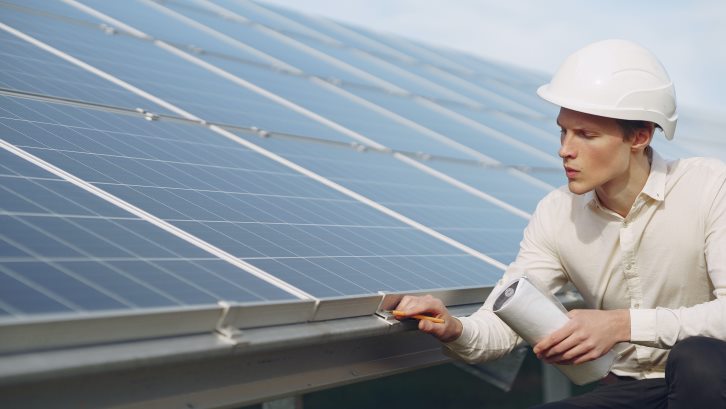 Pemerintah mendorong penggunaan energi surya dengan mempermudah perizinan panel surya. (Foto: Pexels)
