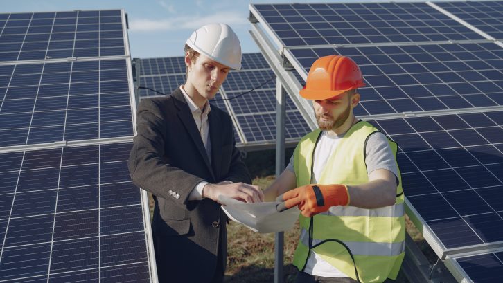 Sebelum panel surya dipasang, lakukan analisis untuk mengetahui kebutuhan listrik. (Foto: Pexels)