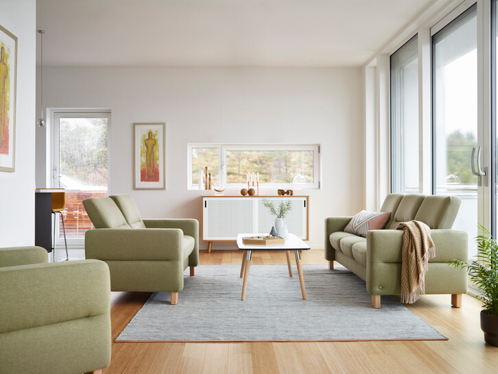 Anda juga bisa menambahkan jendela besar di sisi kanan dan kiri pintu untuk menambah keelokan hunian Anda. (Foto: Houzz.com)
