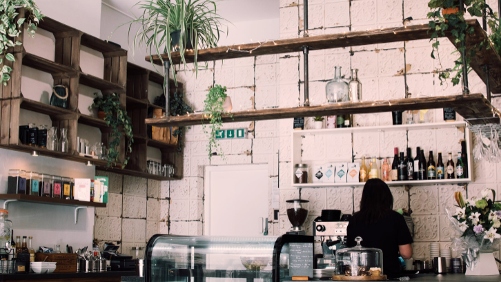 Suasana nyaman seperti di rumah menjadi inspirasi desain cafe minimalis. (Sumber: Pexels.com)