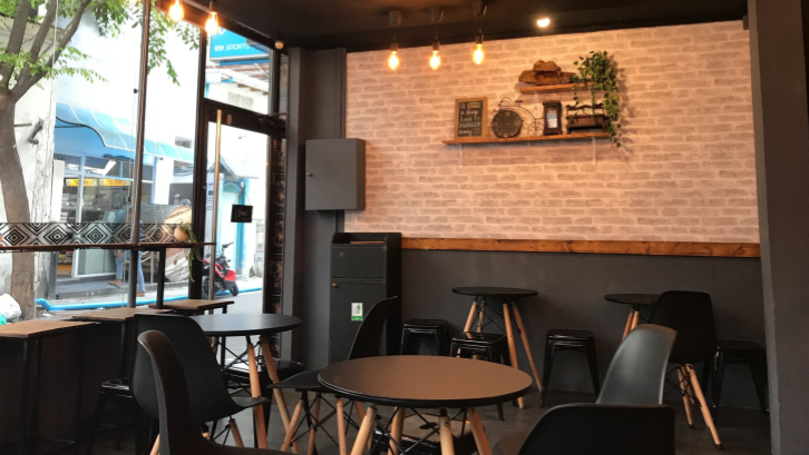 Jendela besar pada cafe memberikan pencahayaan alami yang baik (Sumber: Pexels.com)