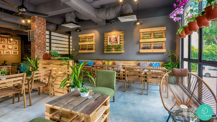 Adanya instalasi pipa air, pipa udara, hingga listrik, penggunaan lampu gantung adalah hal lumrah pada cafe industrial. (Sumber: Propertyguru.com.my)
