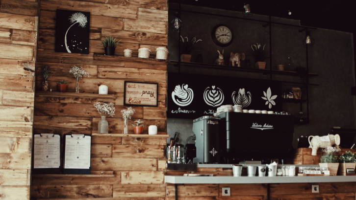 Nuansa kayu pada cafe memberikan kesan hangat. (Sumber: Pexels.com)