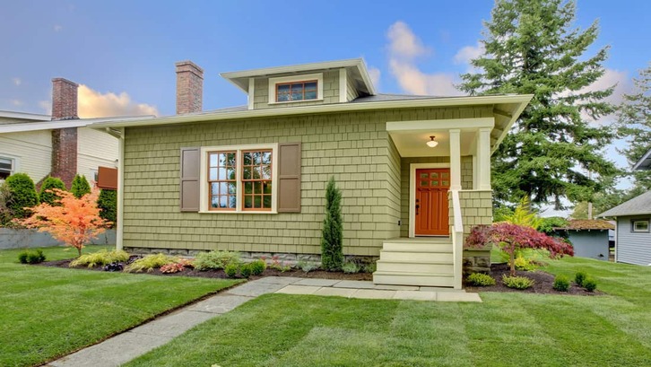 Lengkapi penampilan hunian Anda dengan memilih warna cat luar rumah coklat kayu pada kusen pintu dan jendela.(Foto: Home Decor Bliss)