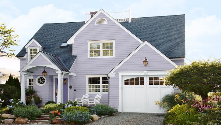 Bisa gunakan warna putih pada kusen serta abu-abu atau biru gelap di bagian atap. (Foto: Bhg.com)