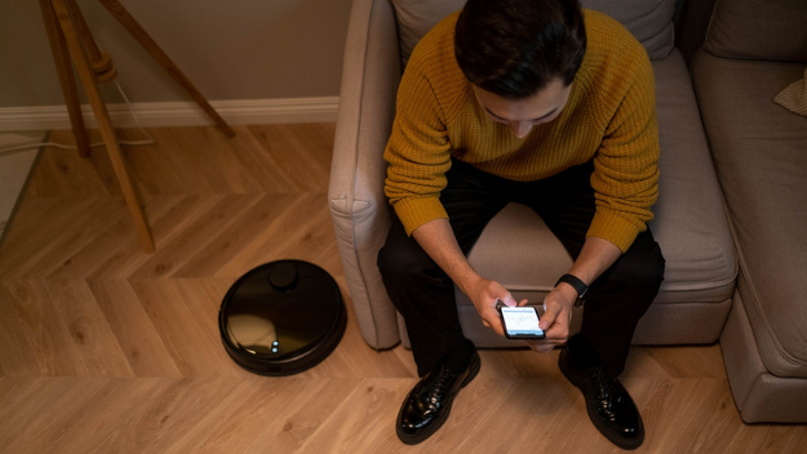 Robot vacuum cleaner sangat mudah digunakan dan bisa terhubung dengan smartphone Anda. (Foto: Pexels - cottonbro)