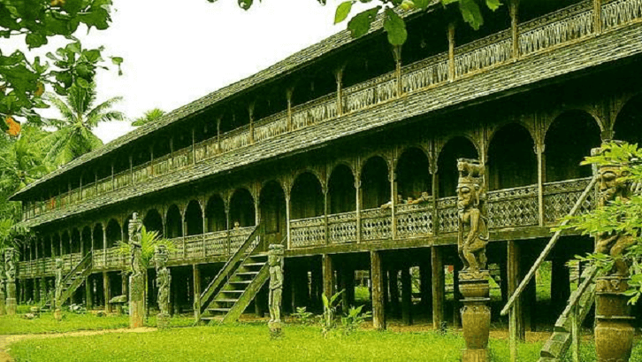 Jenis-jenis rumah adat Kalimantan Timur. (Foto: borneotourgigant.com)