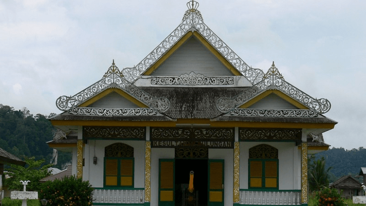 Rumah adat Bulungan terpengaruh gaya kolonial, Melayu, dan Islam. (Foto: Wartawisata.id) 