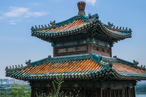Seperti rumah adat Bali maupun hunian khas Cina, rumah limas juga memiliki sentuhan khusus pada bagian atap. (Foto: Pexels)