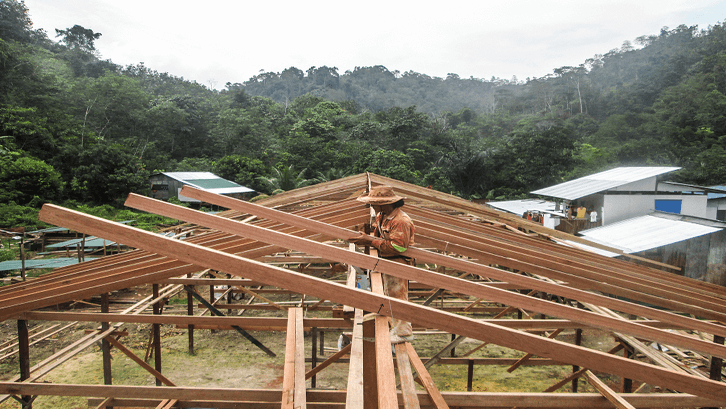 Kayu ulin menjadi material rangka utama bangunan rumah adat Kalimantan Timur. (Foto: Vaibhav Saxena & Josh Wallace/Archdaily)
