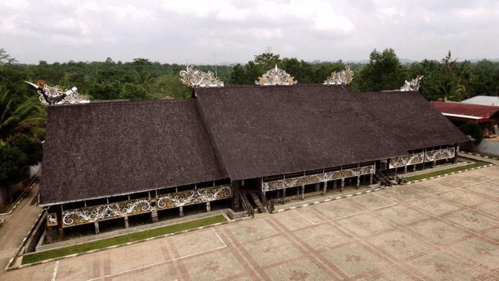 Rumah adat Kalimantan Timur dengan area kolong luas. (Foto: selasar.com) 