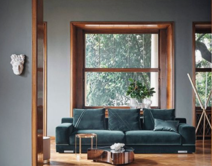 Gambar Wall moulding ruang tamu minimalis menggunakan warna gelap. Gambar Wall moulding ruang tamu minimalis menggunakan warna gelap.