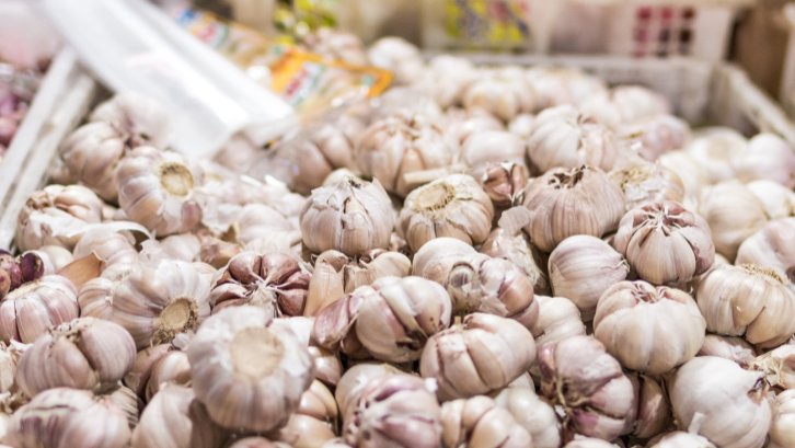 Bawang putih bisa menjadi salah satu cara mengusir semut. (Sumber: Pexels.com)