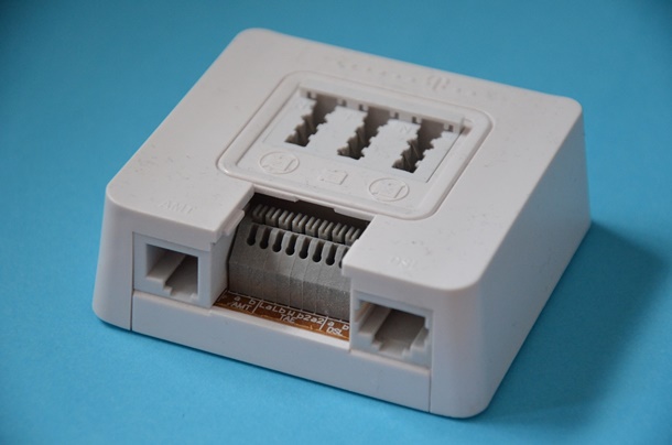 Agar kabel alat listrik tersusun rapi dan aman, gunakan socket. (Foto: Pixabay)