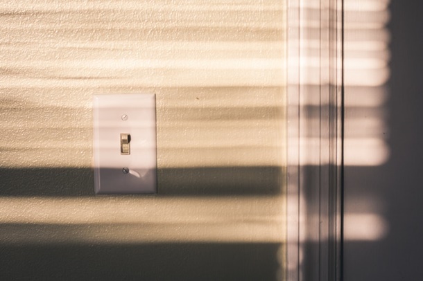 Saklar yang berkualitas baik terdengar lembut saat Anda menekan tombol alat listriknya. (Foto: Pexels)