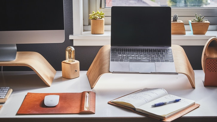 Salah satu tujuan freelance adalah untuk memenuhi target DP Rumah. (Foto: Ken Tomita/Pexels)