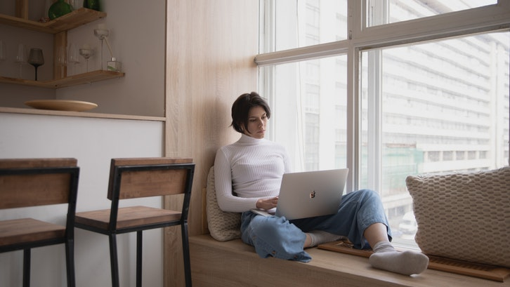 Kelebihan pekerja freelance adalah dapat memilih bekerja dalam situasi yang nyaman. (Foto: Ekaterina Bolovtsova/Pexels)