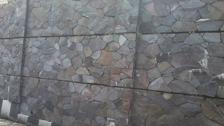 Batu templek pada dinding eksterior. (Foto: Dekoruma)
