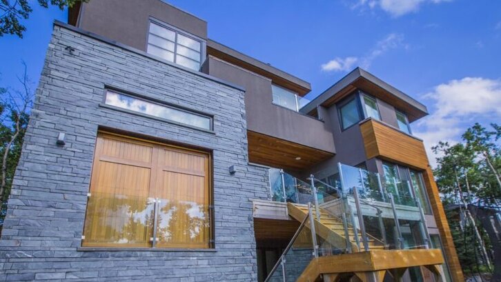 Susunan batu alam linear pada eksterior (Foto:k2stone.com)