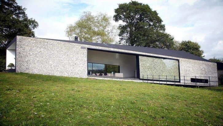 Penerapan batu flint yang unik pada ksterior rumah. (Foto:Natural Brick and Stone Depot)