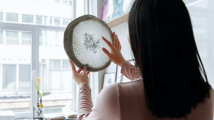 Kerajinan resin sangat tahan lama dan tidak mudah rusak. (Foto: Pexels - Thirdman)