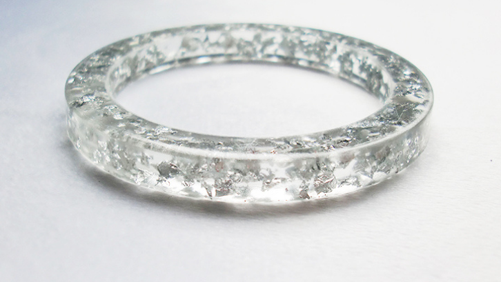 Gelang yang terbuat dari resin sangatlah kuat dan tahan lama. (Foto: Resinholique)