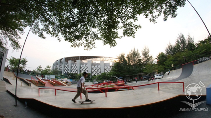 Stadion Wibawa Mukti memiliki fasilitas yang cukup lengkap di dalam dan luar stadion. (Foto: jurnalposmedia.com)