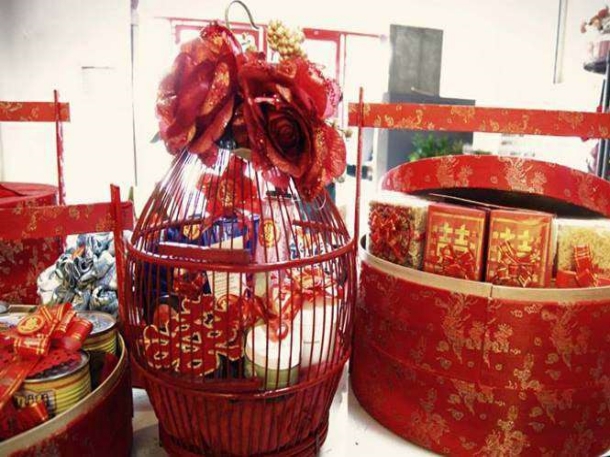 Jika membuat sendiri tidak praktis, Anda bisa meminta bantuan penyedia jasa spesialis sangjit untuk mengisi dan menghias barang seserahan. (Foto: bowbei.com)