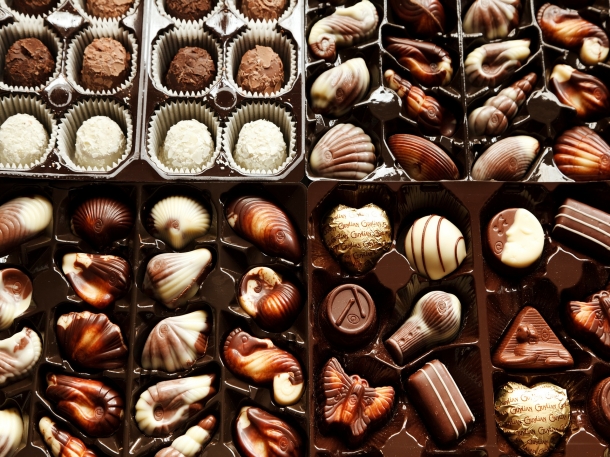Nampan berisi makanan manis seperti permen dan cokelat menjadi salah satu hadiah balasan dari pihak wanita. (Foto: Pixabay)
