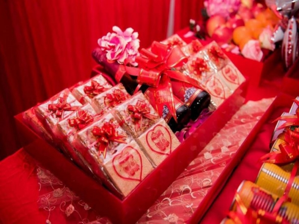 Seluruh hantaran dalam sangjit diberi stiker, pita merah, serta tulisan Mandarin Xuang xi yang artinya kebahagiaan dalam kehidupan pernikahan. (tionghoa.info)