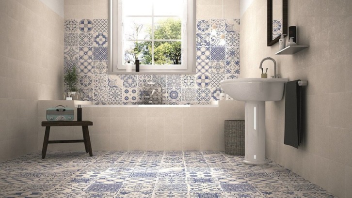 Cantik dan feminin dari keramik lantai kamar mandi yang tidak licin dengan motif bunga. (Foto: tileideas.co.uk)